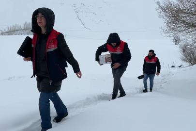 2 bin rakımda gıda seferberliği: Karlı yolları aşarak çocuklara bilgi taşıdılar