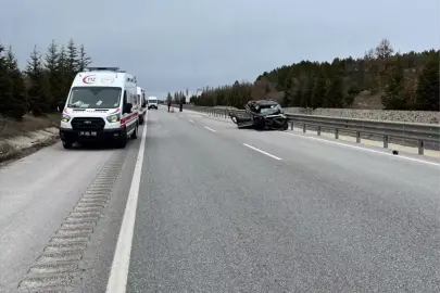 Afyonkarahisar'da tıra arkadan çarpan hafif ticari araçtaki 5 kişi yaralandı