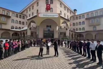 Ağrı Patnos’ta "Kâbe’de Hacılar" ilahisi okul bahçesinde hep bir ağızdan söylendi