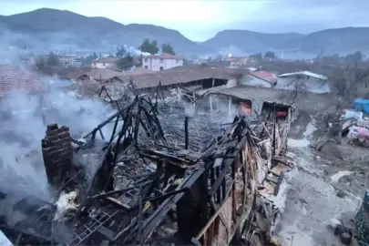 Amasya'da çıkan yangında binanın çatısı ile ahırda zarar oluştu
