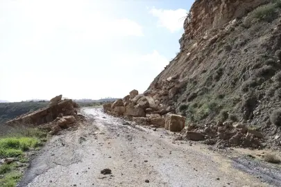 Antalya'da heyelan nedeniyle kapanan yollar çalışmaların ardından ulaşıma açıldı