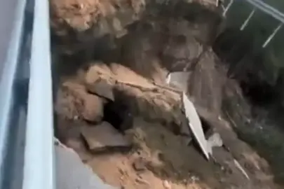 Antalya'da Heyelan Sonrası Yolda 10 Metrelik Göçük Oluştu