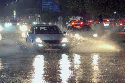 Antalya'da sağanak hayatı olumsuz etkiledi