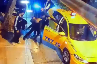 Avcılar'da 4 kişiden fazla yolcu kabul etmeyen taksi şoförünü tehdit etti, aracı tekmeledi