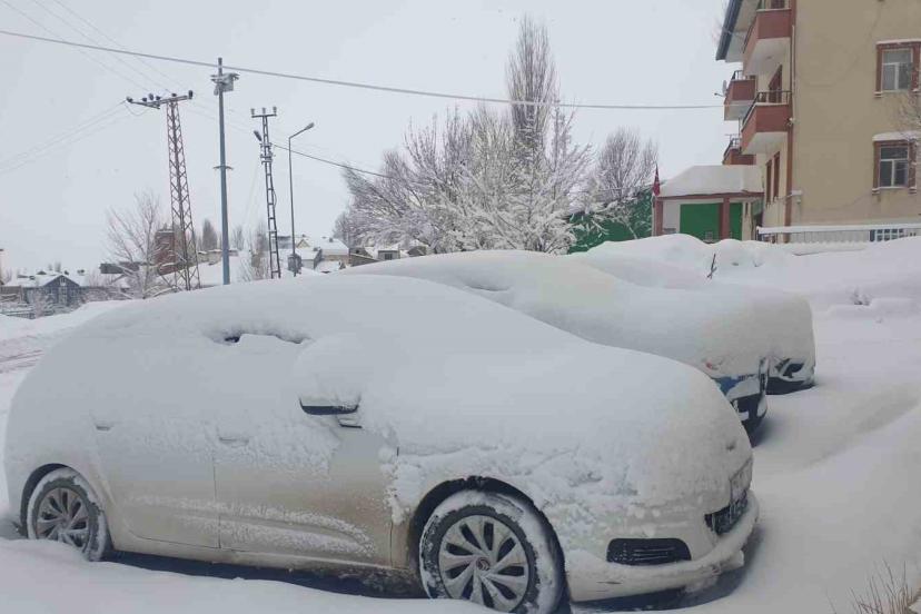 Başkale’de araçlar kara gömüldü: 32 yerleşim yerinin yolu ulaşıma kapandı