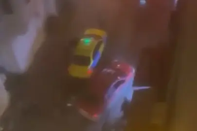 Beyoğlu'nda aracını kavga ettiği grubun üzerine sürdü; kaldırımdakiler ezilmekten son anda kurtuldu