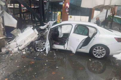 Bingöl’de otomobil iş yerine girdi: 5 yaralı