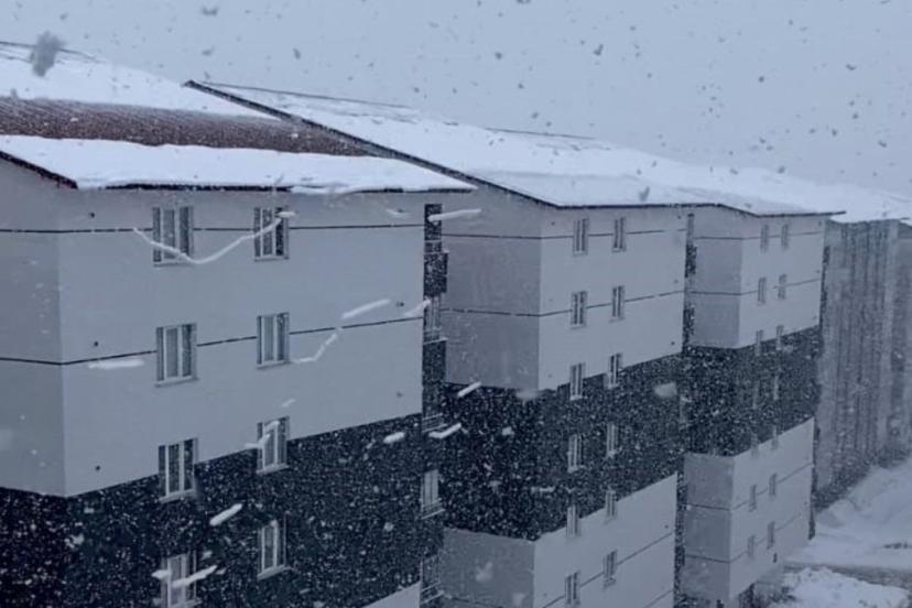 Bitlis’te çatıdan caddeye akan kar kütleleri görsel şölene dönüştü