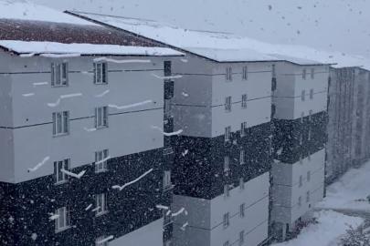 Bitlis’te çatıdan caddeye düşen kar kütleleri görsel şölen sundu