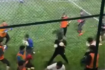 Boksörler halı sahada hem antrenman yaptı hem de futbol oynadı