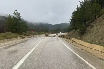 Bolu'da kaya parçaları düşen kara yolunda ulaşım kontrollü sağlanıyor