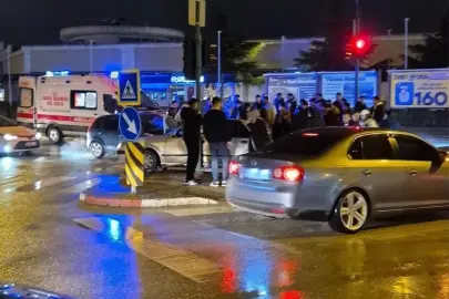 Bursa'da otomobil yayalara çarptı: 1 yaralı