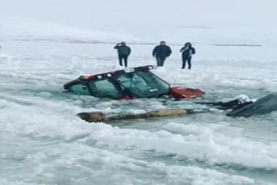 Buz tutan Çıldır Gölü'ne traktör düştü