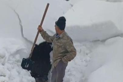 Çatıdan düşen kar kütlesinden saniyelerle kurtuldu