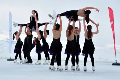 Çıldır Gölü'nde renki 'Buz Şenliği'