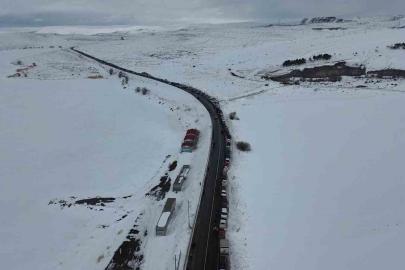 Çıldır Gölü’nde adım atacak yer kalmadı