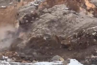 Çukurca kara yolunda kaya düşmesi kamerada