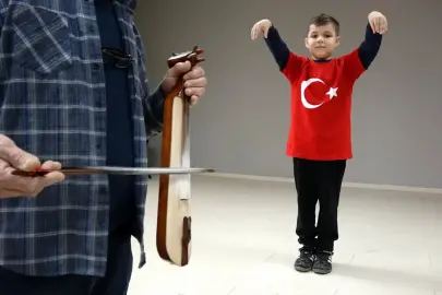 Cumhurbaşkanı Erdoğan ve eşinin horonunu ilgiyle izlediği Talha: Çok mutluyum