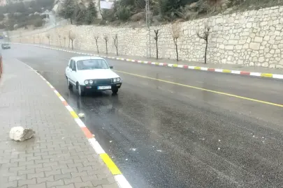 Dağdan kopan kaya, mahalledeki trafoya çarptı
