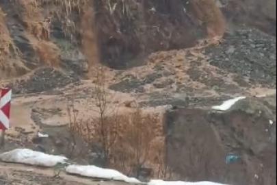 Derecik-Şemdinli kara yolunda heyelan