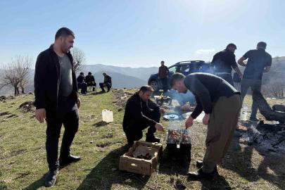 Derecik’te sıcak havayı gören vatandaşlar piknik alanlarına akın etti