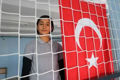 Diyarbakır'da 'bayrak' hassasiyeti ile gündeme gelen Kübra: Sevgiyle düzelttim