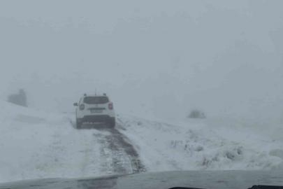 Elazığ’da kar yağışında mahsur kalan araç kurtarıldı