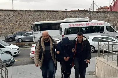 Emekli doktoru 650 bin dolarını alıp, dolandıran 5 şüpheli tutuklandı