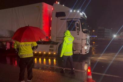 Erzincan’da sağanak, kar ve sis ulaşımı durdurdu