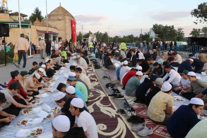 Erzincan’da Vakıflardan Terzibaba Sofrasında Ramazan iftarı