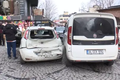 Fatih'te hafif ticari araç park halindeki otomobillere ve yayalara çarptı: 4 yaralı