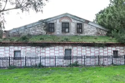 Fatih'teki tarihi Tur-i Sina Manastırı'nın duvarları çatladı, çevresi çöple dolu