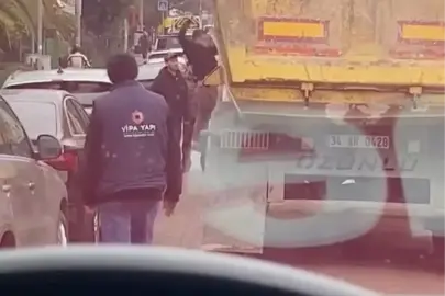 Güngören'de kaza yapan sürücülerin bıçaklı kavgası kamerada