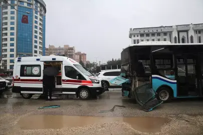 Hatay'da tırın otobüse çarpması sonucu 4 kişi yaralandı