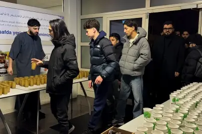 Hollanda'da 1000 genç sabah namazında bir araya geldi