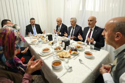 İçişleri Bakanı Çiftçi 6 Şubat depremlerinden etkilenen aile ile iftar yaptı