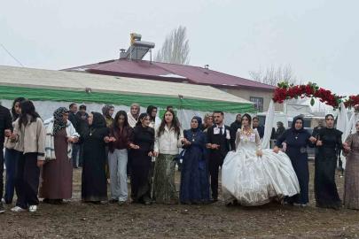 Iğdır’da bahçe düğünü geleneği kar ve çamura rağmen sürüyor