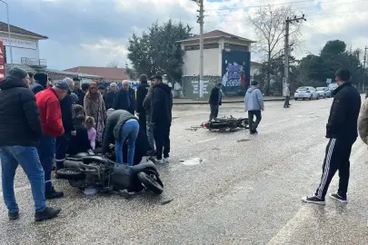 İnegöl'de Motosikletler Kafa Kafaya Çarpıştı: 2 Yaralı