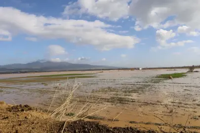 Irlamaz Çayı taştı, Turgutlu Ovası su altında kaldı