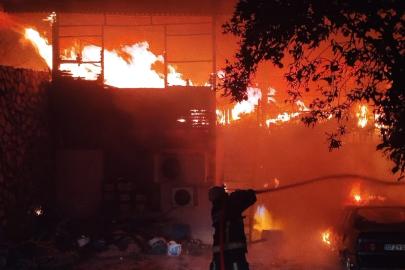 İşletmede yangın çıktı, alevler otomobile de sıçradı