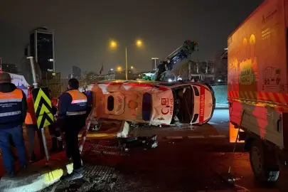 İstanbul'da otomobille çarpışarak takla atan ambulanstaki 3 kişi yaralandı