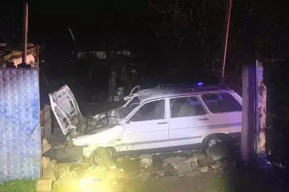 İzmir'de bahçe duvarına çarpan otomobildeki 1 kişi öldü