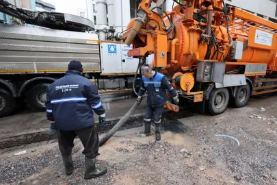 İzmir’de kuvvetli yağış: Belediye ekipleri sahada