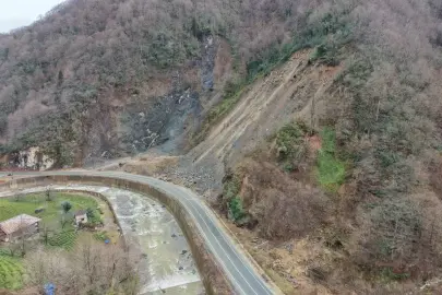 Kapalı köy yolunda heyelan temizliği