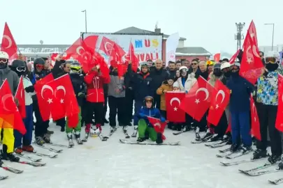 Kar Festivali'nde kızak, kayak ve şambrellerle kaydılar