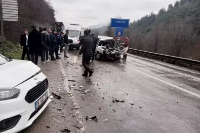 Karabük'te hafif ticari araçla çarpışan otomobildeki 5 kişi yaralandı