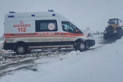 Kars’ta ambulanslara kar geçit vermedi