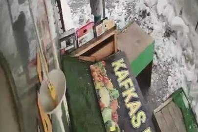 Kars’ta kar kütlesinden şans eseri kurtuldu