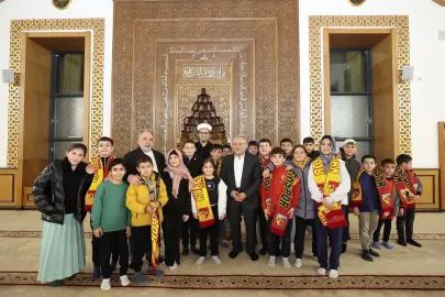 Kayseri protokolü teravihde halkla buluştu