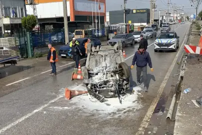 Kocaeli'de otomobil yan yola uçtu: 2 yaralı